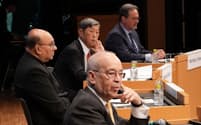 討論する（奥から）グリーン、北岡、マリク、ラッセルの各氏（15日、東京・大手町）